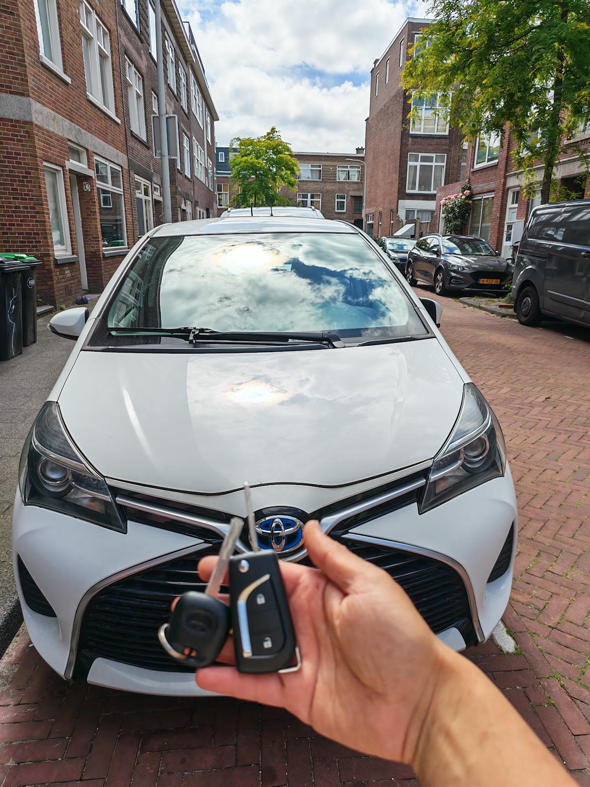 Autosleutel met afstandsbediening voor een witte Toyota op straat