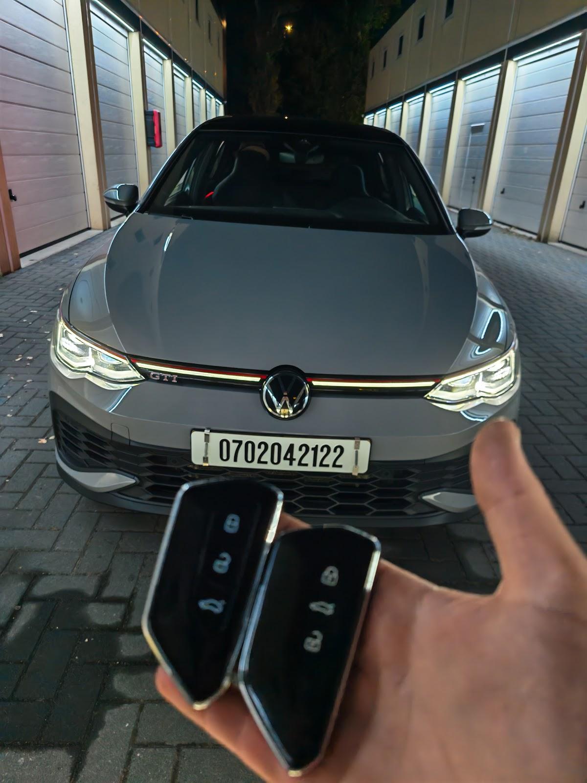 Twee autosleutelafstandsbedieningen voor een Volkswagen Golf bij de werkplaats